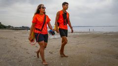 Yaiza y lex, dos de los socorristas que trabajan en la playa rianxeira de Tanxil.