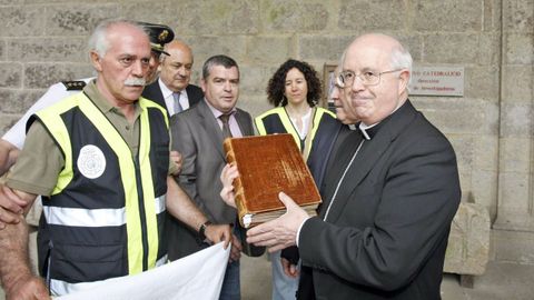Momento de la recuperaci�n del C�dice Calixtino al arzobismo de Santiago Juli�n Barrio tras su recuperaci�n