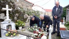 Homenaxe no cemiterio de Santa Maria de Cambados a Josefina Blanco e seu fillo Joaqun Mara de Valle- Incln