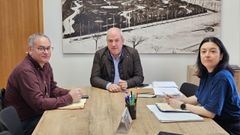 Reuni�n sobre el program Lecer en Mar�a Pita. El concejal Gonzalo Castro (centro), la directora del IMCE, Laura Seoane, y el secretario comarcal de UGT, �ngel Iglesias