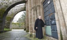 El p�rroco de Sar muestra la puerta que rompieron los ladrones para entrar en la iglesia. 