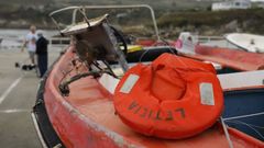 La lancha que volc�, Leticia, en el puerto de Suevos en la ma�ana de este s�bado