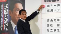 El primer ministro de Jap�n coloca una rosa de papel rojo en el nombre de un candidato del PLD que obtuvo esca�o en las elecciones a la C�mara Alta.