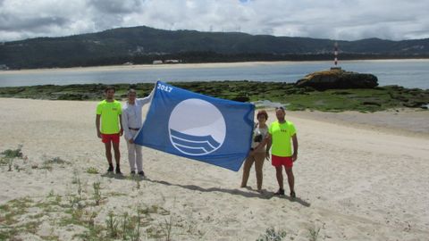Playa O Muiño, de A Guarda, con su bandera azul en una foto de archivo