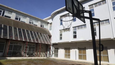 En la imagen, el patio trasero de la escuela, que se solía utilizar como cancha de baloncesto