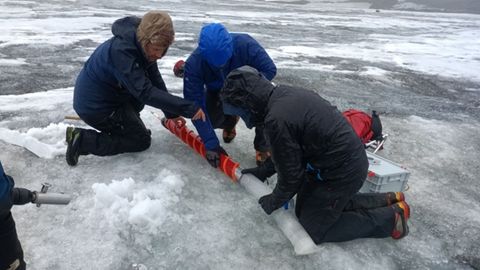 Los Investigadores extraen una columna de hielo para analizar la composici&oacute;n del agua y estudiar c&oacute;mo circula bajo el subsuelo volc&aacute;nico de la isla Decepci&oacute;n.