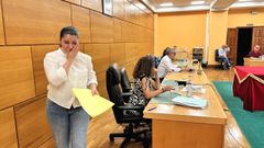 Valeria Garc�a, la madre de un alumno del San Lu�s Romero que ejerci� de portavoz, muy emocionada tras concluir su intervenci�n en el pleno