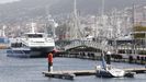 Barco de la naviera Mar de Ons amarrado en el puerto de Vigo