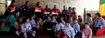 �Hippie�, entre los ni�os y las educadoras, y acompa�ado por los voluntarios de Protecci�n Civil, en la Escola Infantil de Cee.