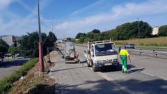 Operarios trabajando en la renovaci�n de aceras y mejora de la seguridad peatonal en la avenida de Compostela, en Pontevedra