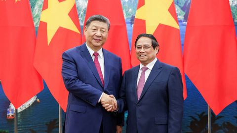 El presidente chino, en Hanói. Xi Jinping, a la izquierda, saludando este lunes al primer ministro vietnamita, Pham Minh Chinh, en la oficina del comité central del Partido Comunista.