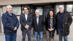 El centro parroquial de Carballo fue el lugar escogido esta semana para tratar con los especialistas sobre cómo afrontar la muerte. Y cómo la tratan y abordan ellos en sus diferentes perfiles profesionales. Dada la inminencia del día de Todos los Santos y del de Difuntos, el párroco, José García Gondar, destacó la importancia de las visitas al cementerio. Tradicionalmente en el de Carballo, la misa de la tarde suele reunir a unas tres mil personas, la mayor de la comarca. «Un bico, un padrenuestro e unha flor», señaló, ayudan a muchas personas en el consuelo de, al menos, una vez al año.
