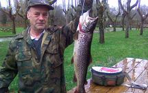 Juan Lamas necesit� ayuda para pescar esta trucha de 1,6 kilos.