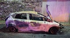 Imagen del coche calcinado en la ra Ro do Prado de Camarias.