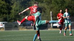 Iv�n, autor del gol del Uni�n en Vilas, disputa un bal�n en el duelo de ida de la eliminatoria.
