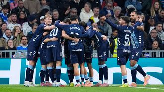 Los jugadores del Celta celebran el primer tanto ante el Real Madrid.