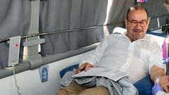 El rector de la USC, Antonio Lpez, donando sangre este martes