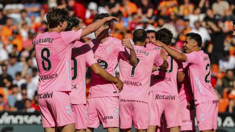 Los jugadores del Celta, celebrando uno de los goles del equipo ante el Valencia en Mestalla.