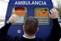 Una de las ambulancias da�adas ayer en Santiago.