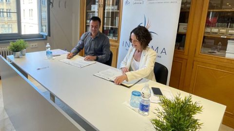 La consejera de Derechos Sociales y Bienestar, Melania Álvarez; y el director de la Facultad Padre Ossó, José Antonio Prieto, firman el convenio de colaboración para la creación de un living lab de innovación social en el ámbito de la atención temprana y la prevención de la dependencia