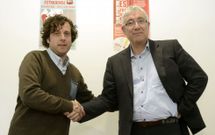 Tinto y Gestoso se saludan tras anunciar ayer la renovaci�n del t�cnico para el pr�ximo a�o. 