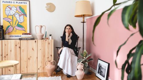 ngela Castro, en su estudio de cermica