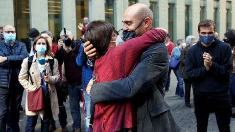 El juez  ha dejado en libertad al exconseller de ERC Xavier Vendrell (en la imagen abraza a Marta Molina, otra de las detenidas), al exdirigente de CDC David Mad� y al empresario Oriol Soler, miembros del  estado mayor  que estuvo detr�s del 1-O