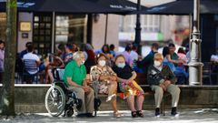 Varias personas con mascarillas hoy martes en el centro de Oviedo.