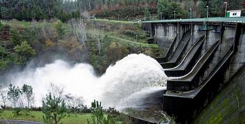 El embalse del Umia, en Caldas, el pasado lunes, soltando agua con fuerza por los aliviaderos inferiores.