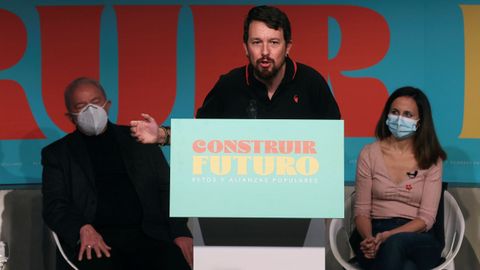 El expresidente brasile�o Lula da Silva y la ministra de Derechos Sociales, Ione Belarra, escuchan al exvicepresidente segundo del Gobierno Pablo Iglesias en el evento �Construir futuro: retos y alianzas populares�, celebrado en Madrid este s�bado    