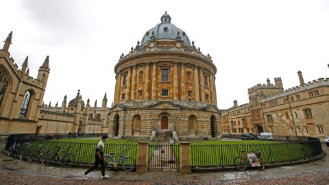 Un hombre camina ante uno de los edificios de la Universidad de Oxford