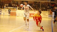 Ismael y Puchy, dos de los goleadores del choque, en una acci�n del partido.