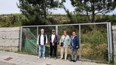 Algunos de los miembros de la asociaci�n frente a uno de los portales que impiden el paso