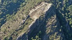 El antiguo asentamiento fortificado se encuentra en la parte superior de un promontorio rocoso, cerca de la aldea abandonada de As Caselas. La vista a�rea permite apreciar el desbroce que se llev� a cabo a finales del pasado junio en el recinto 