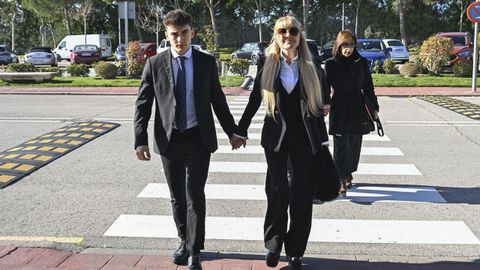 La actriz Cayetana Guill�n Cuervo y su hijo, Leo Ayyashi, a su llegada al tanatorio de La Paz en Tres Cantos.