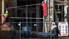 Operarios trabajando en una obra.