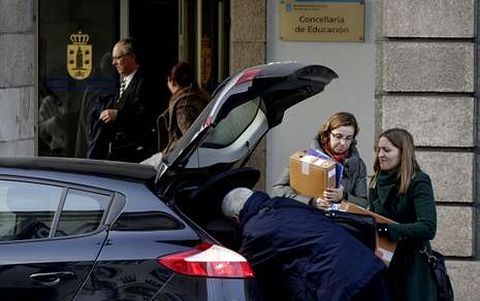 Agentes de Aduanas retirando documentos de la Casa Paredes el pasado diciembre.