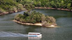 El catamar�n de Os Peares a su paso por la isla de Maiorga, en una imagen de archivo