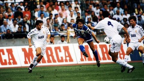 Rodeado por Lasa, Laudrup e Hierro.