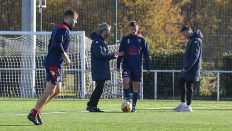 Rub�n Dom�nguez hablando con Brais Abelenda durante un entrenamiento