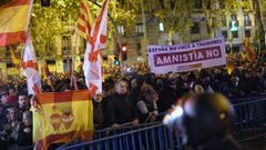 Cientos de personas concentradas en la calle Ferraz, junto a la sede del PSOE, para protestar contra la aplicacin de una ley de amnista.