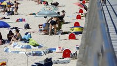 El calor llena Samil, sin bandas de separaci�n por covid
