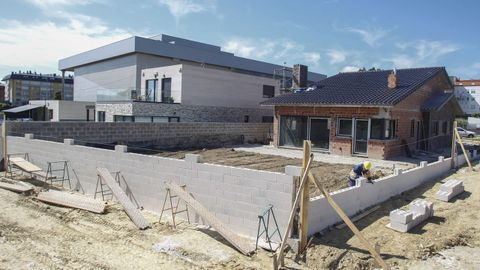 Chal�s en construcci�n en la zona de O Alto
