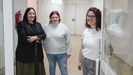 Cada centro de crisis 24 horas cuenta con tres psicólogas, dos trabajadoras sociales, una asesora jurídica y una administrativa. En la imagen, de este viernes, parte del equipo de Ourense: la coordinadora Nuria González, Cristina Mantilla y Fátima Fuentes