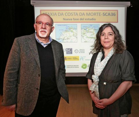 Arias y Sobrido, presentando su estudio de la Ataxia da Costa da Morte, en el 2013. 