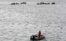 En la imagen, un grupo de mariscadores a flote faenando en el banco de As P�as.