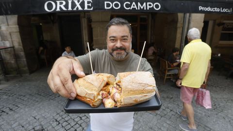 Jos� Luis Pardo con su bocata de pulpo del local que regenta en Lugo, Orixe do Campo