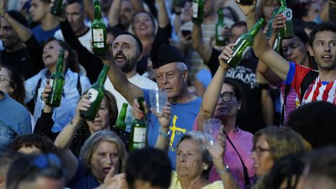  Gij�n celebra una nueva edici�n del escanciado simult�neo de sidra