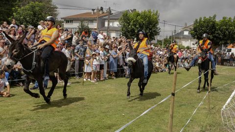 Un momento de la carrera disputada en el campo de f�tbol