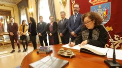 La profesora de la UDC, Ana Mar�a Aba, estamp� su firma en el Libro de Oro del Ayuntamiento durante los actos de la Constituci�n.